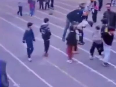 لحظه نجات کودک توسط معلم تبریزی
